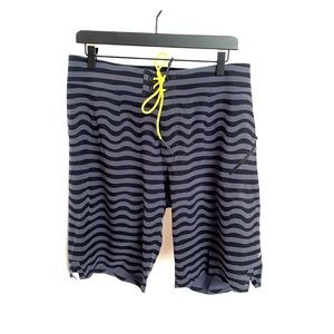 LULULEMON LIKE NEW MENS BOARD SHORTS